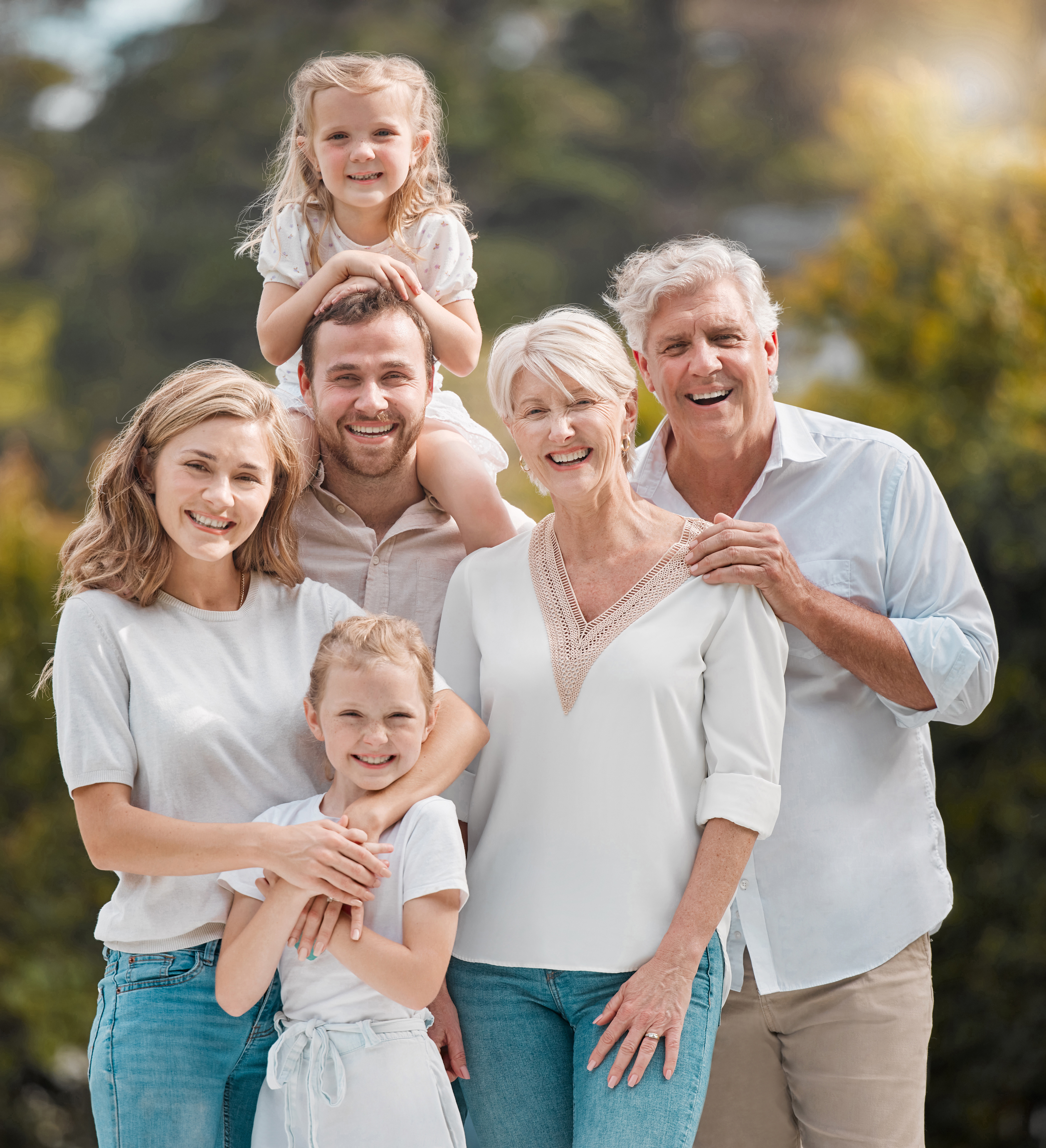 Familia de tres generaciones sonriendo juntas